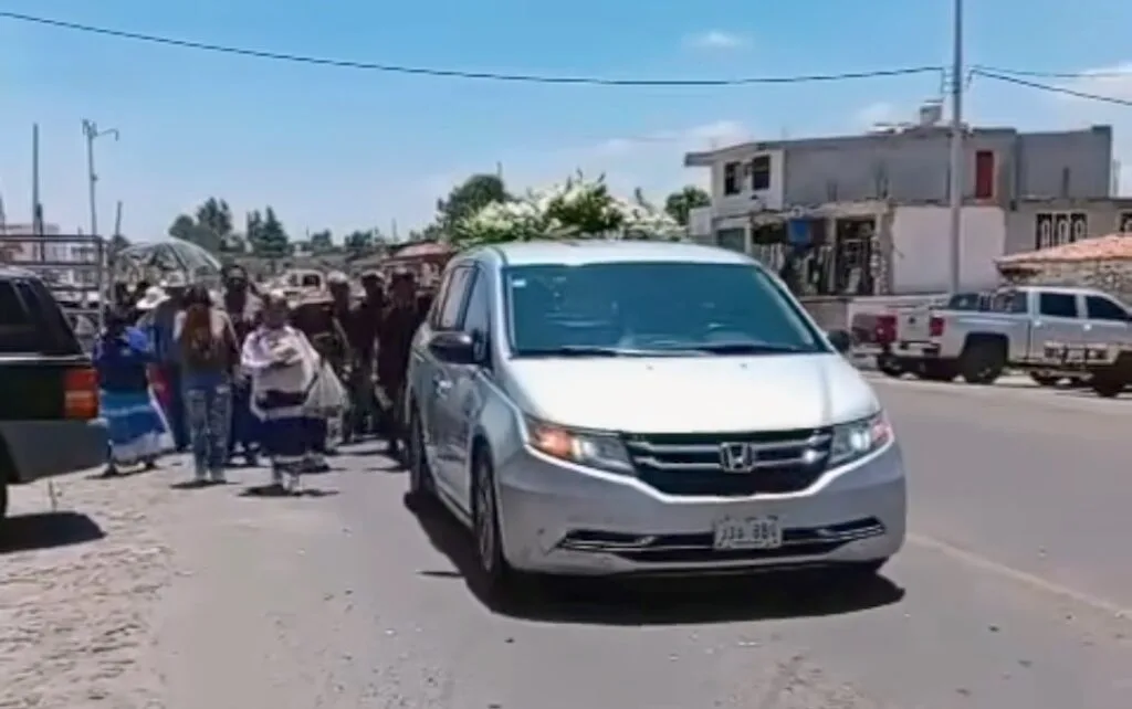 Con rezos en lengua ñähñu, música de mariachi y cantos marianos; así despidieron a las víctimas del “camionazo” en Amealco.