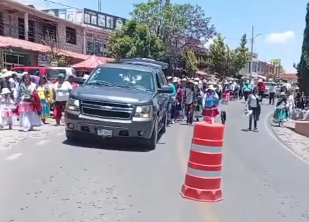 Con rezos en lengua ñähñu, música de mariachi y cantos marianos; así despidieron a las víctimas del “camionazo” en Amealco.