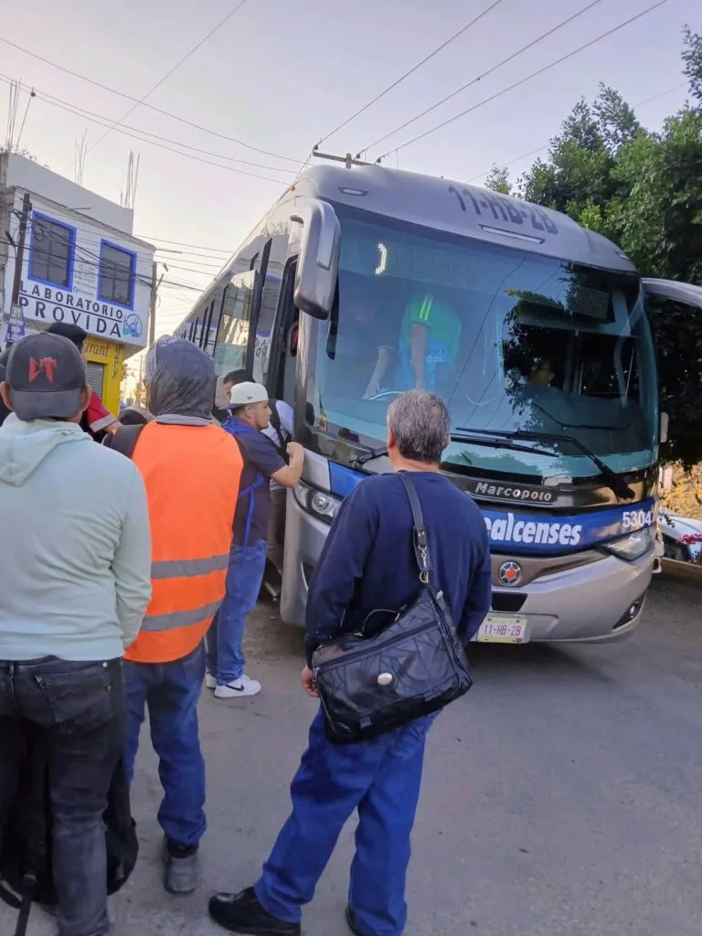Amealcenses llegan a trasladar hasta 100 personas en un sólo viaje; de El Colorado a SJR.