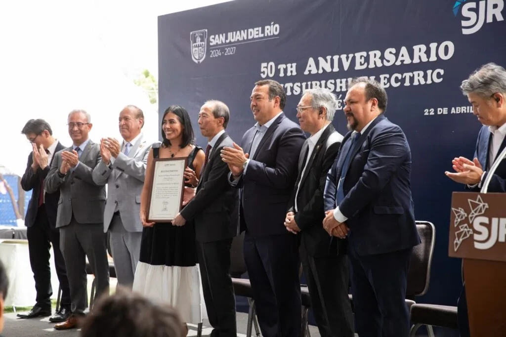 La Secretaria del Trabajo Liliana San Martín y el Alcalde Roberto Cabrera; asistieron a la ceremonia por el 50 Aniversario de Mitsubishi Electric, en SJR
