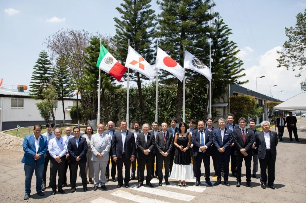 La Secretaria del Trabajo Liliana San Martín y el Alcalde Roberto Cabrera; asistieron a la ceremonia por el 50 Aniversario de Mitsubishi Electric, en SJR