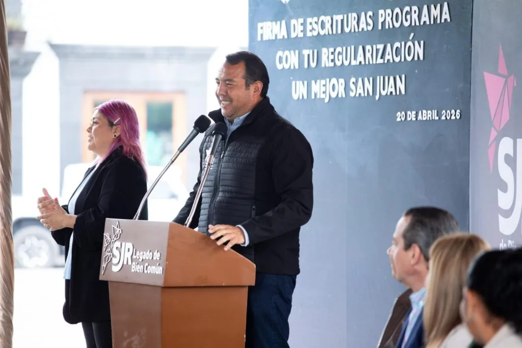 Roberto Cabrera encabeza la firma de más de 140 escrituras del Programa “Con Tu Regularización Un Mejor San Juan”.