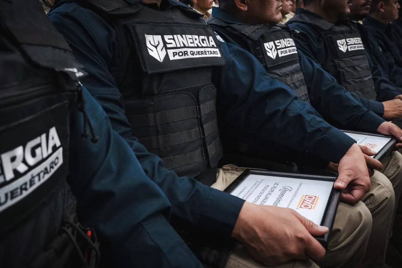 OXXO reconoce labor de personal de la Fiscalía de Querétaro; por apoyo durante investigaciones a robos a sus establecimientos.