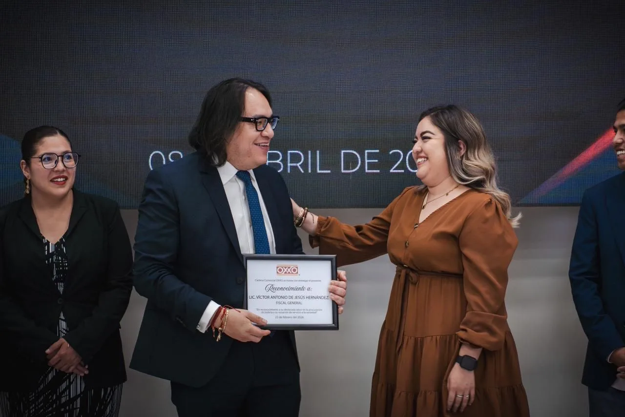 OXXO reconoce labor de personal de la Fiscalía de Querétaro; por apoyo durante investigaciones a robos a sus establecimientos.