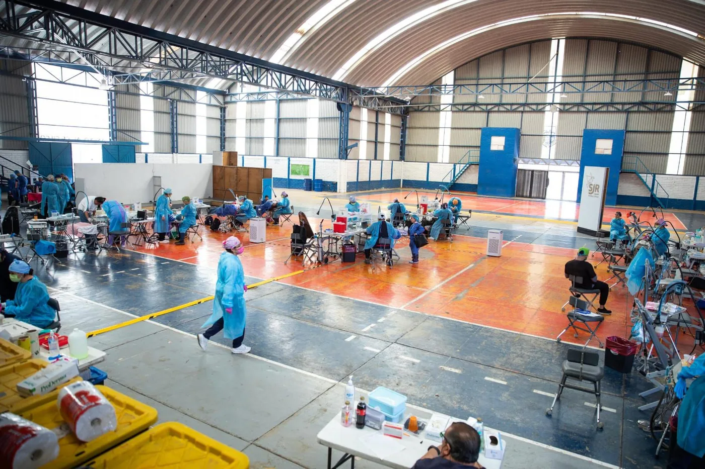 Gina Sánchez y Roberto Cabrera visitan brigada de salud dental en el Anexo al CECUCO