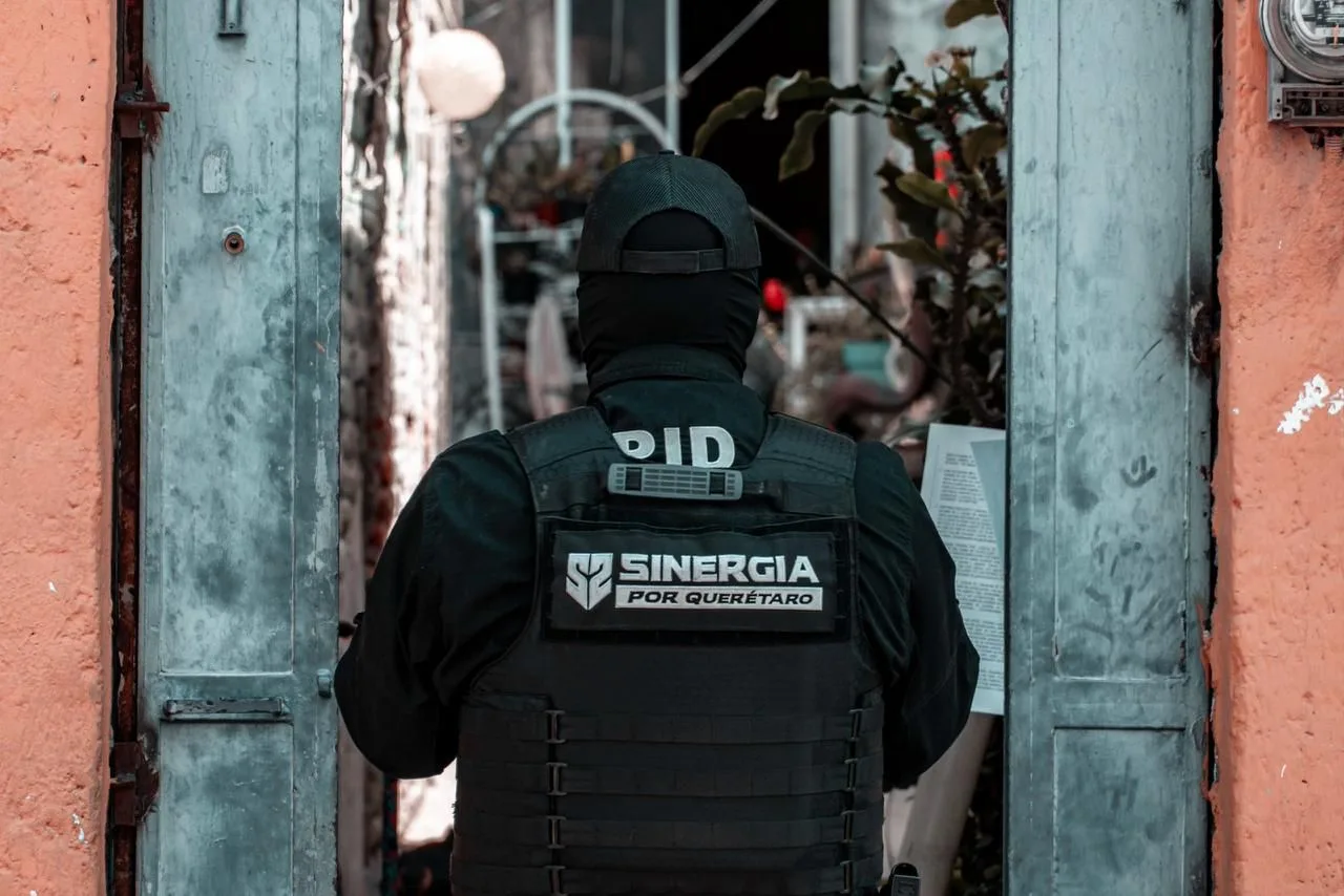 Cateos en la Capital Queretana dejan 4 detenidos; se aseguran narcóticos y documentos.