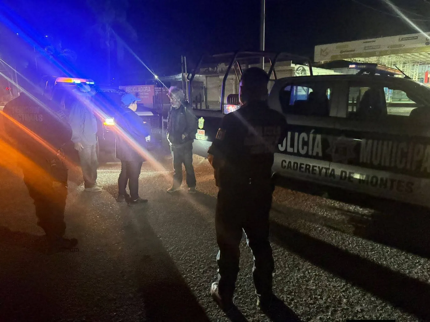 Apareció en Arroyo Seco masculino no localizado en SJR; dependencias policiacas lo trasladaron de regreso con sus familiares.