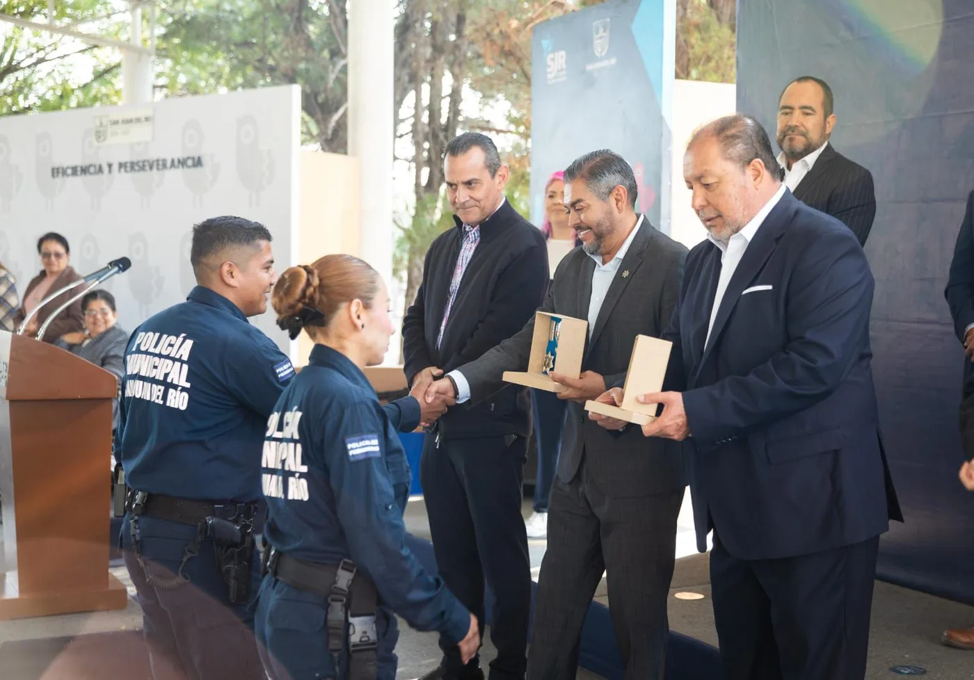 Entregan insignias, reconocimientos y equipo al personal de la Secretaría de Seguridad Pública Municipal