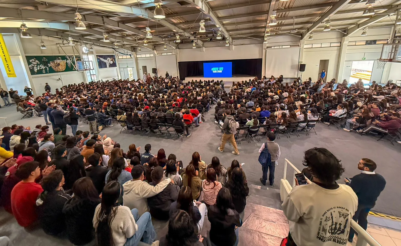 Mil 200 aspirantes inician curso propedéutico en UTSJR
