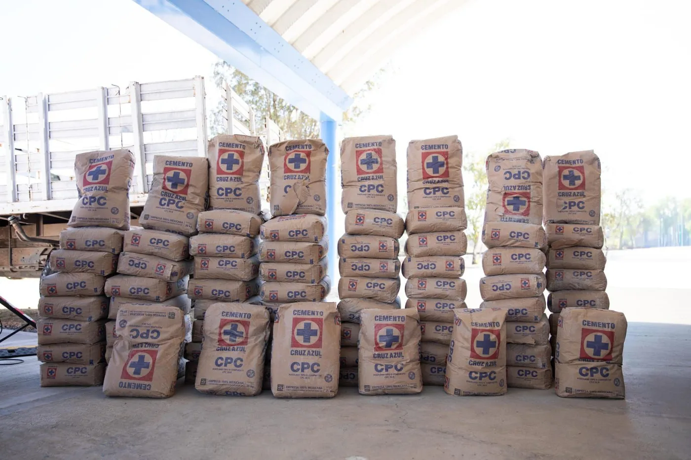 Sistema Municipal DIF entrega cemento y material didáctico a primaria de Estancia de Bordos.
