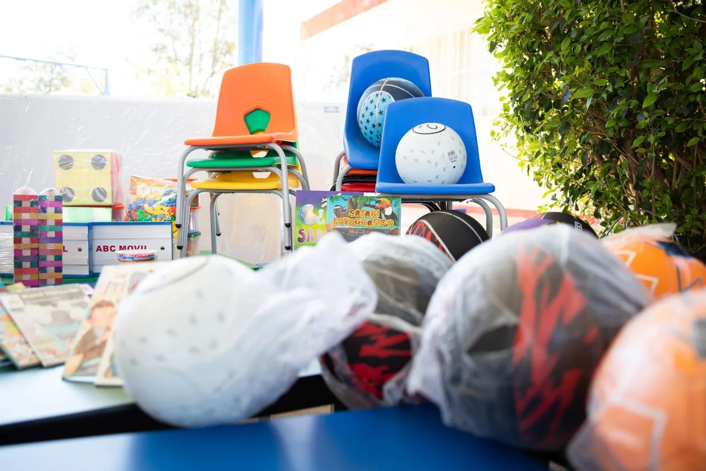 Sistema Municipal DIF entrega cemento y material didáctico a primaria de Estancia de Bordos.