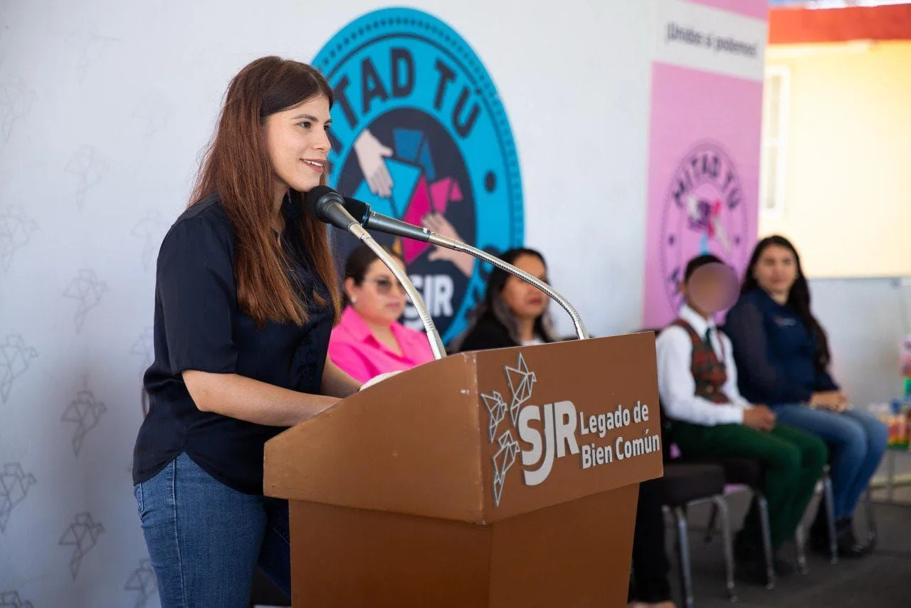 Sistema Municipal DIF entrega cemento y material didáctico a primaria de Estancia de Bordos.