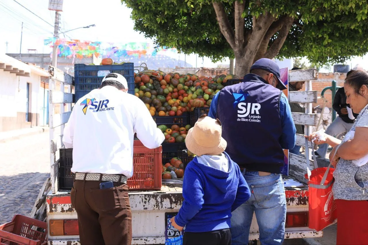 Gobierno Municipal de San Juan del Río beneficia a habitantes con el Programa “Viernes en La Valla”