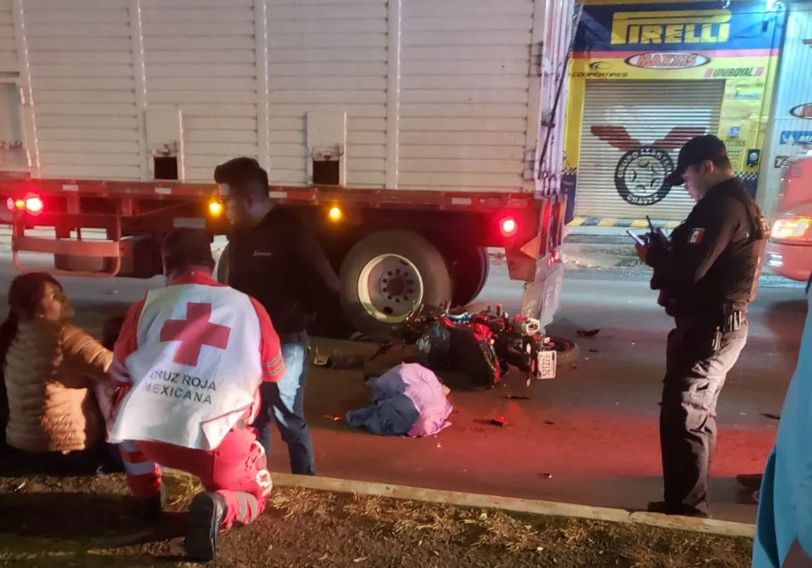 Fallece motociclista, en SJR; tras brutal impacto contra trailer en Paseo Central.