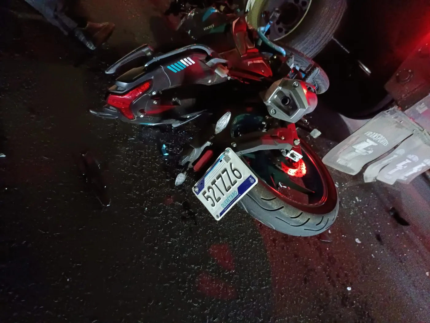 Fallece motociclista, en SJR; tras brutal impacto contra trailer en Paseo Central.