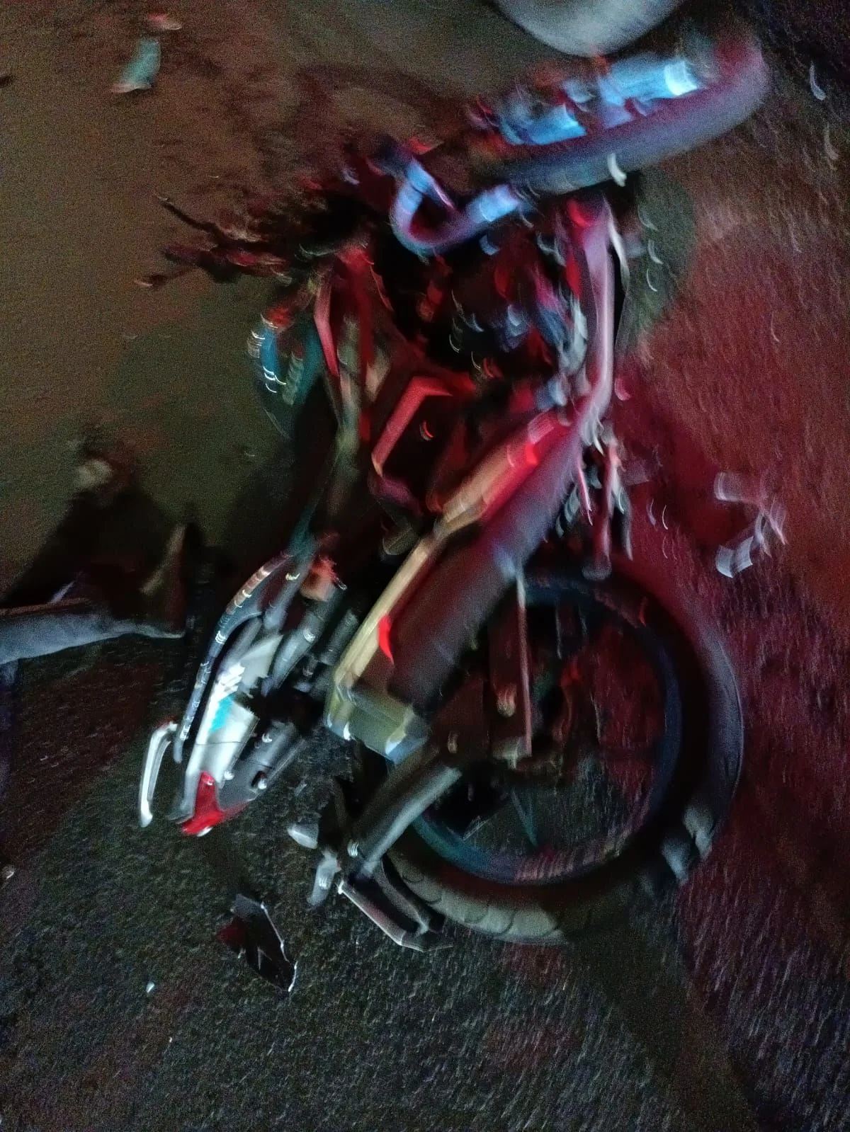 Fallece motociclista, en SJR; tras brutal impacto contra trailer en Paseo Central.