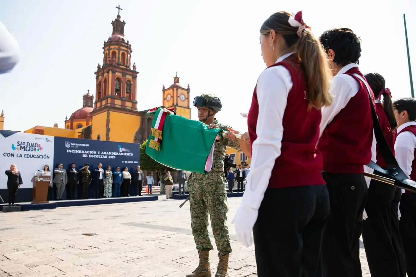 Roberto Cabrera encabeza ceremonia de Incineración de Banderas y Abanderamiento de Escoltas