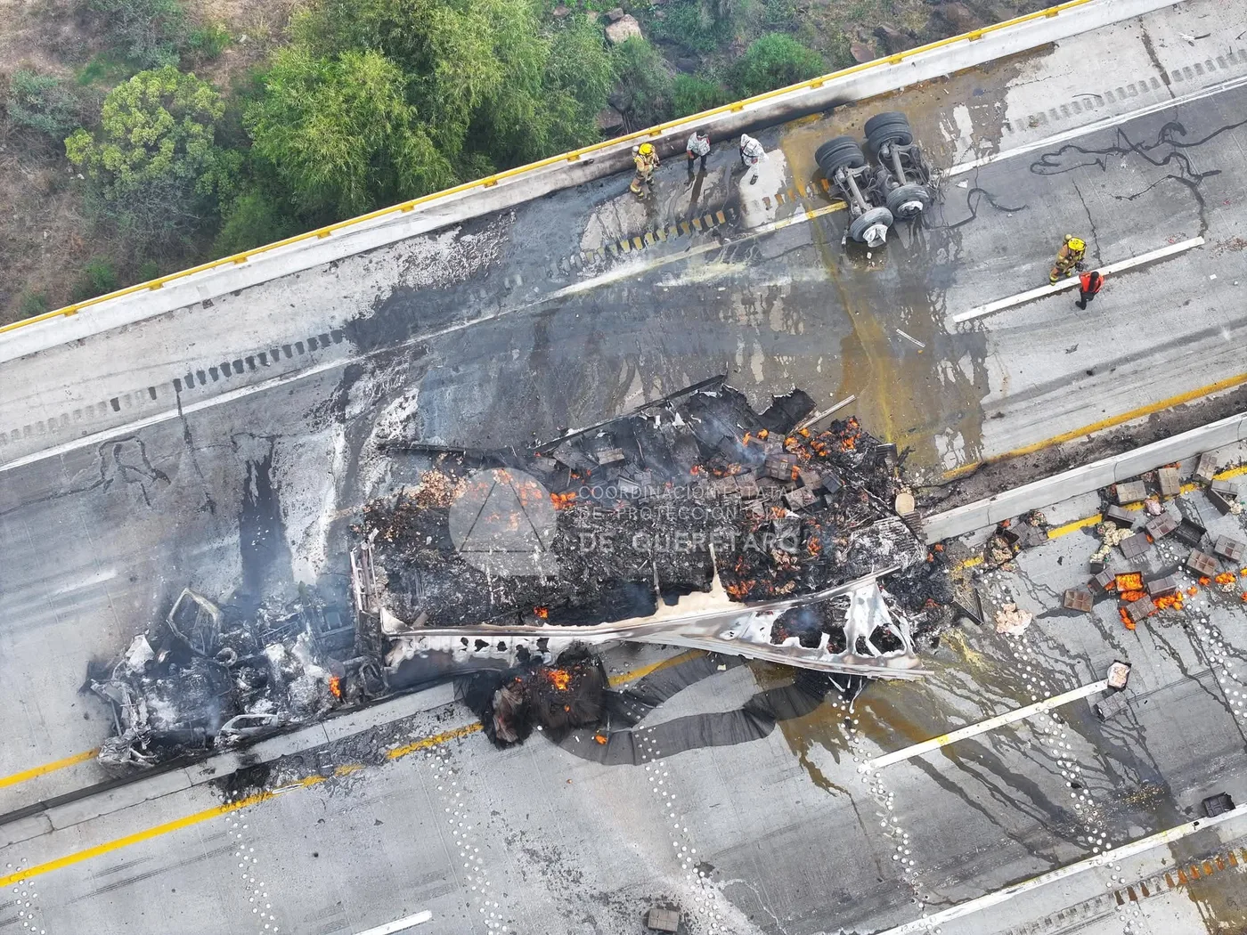 Se incendian tractocamiones en Libramiento Palmillas -Apaseo; Bomberos de SJR controlan la emergencia.