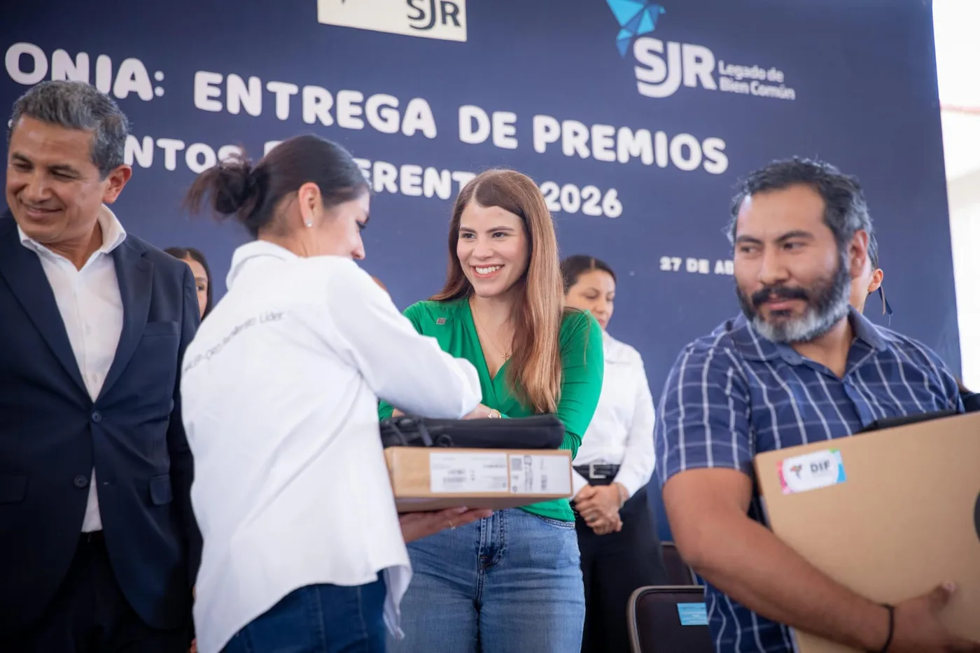 Entrega Gina Sánchez computadoras a ganadores de la Convocatoria Talento DIFerente CONALEP