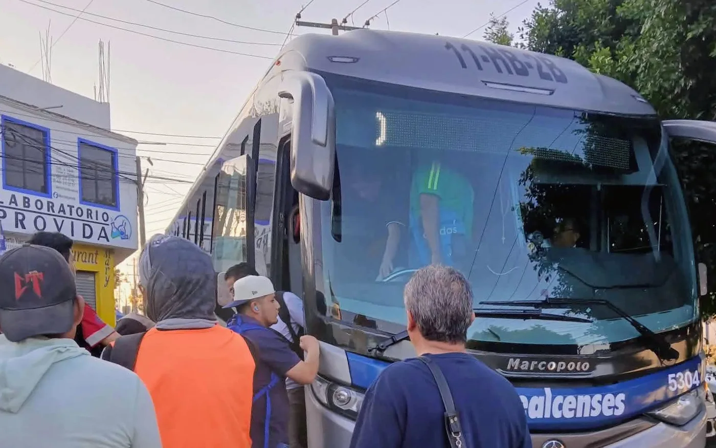Amealcenses llegan a trasladar hasta 100 personas en un sólo viaje; de El Colorado a SJR.