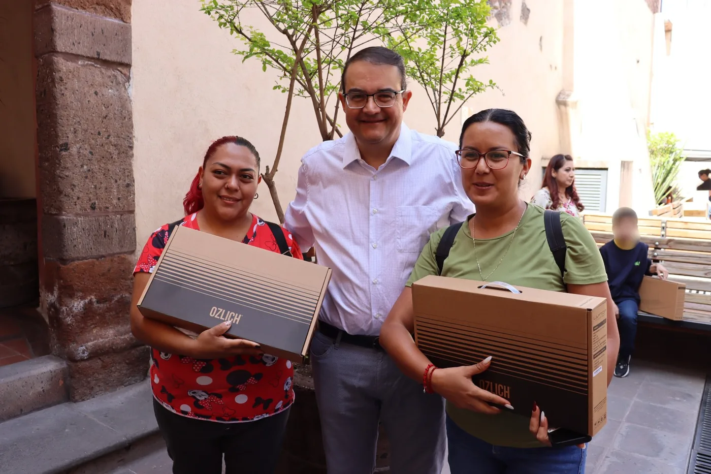 Memo Vega gestiona computadoras en beneficio de familias de SJR