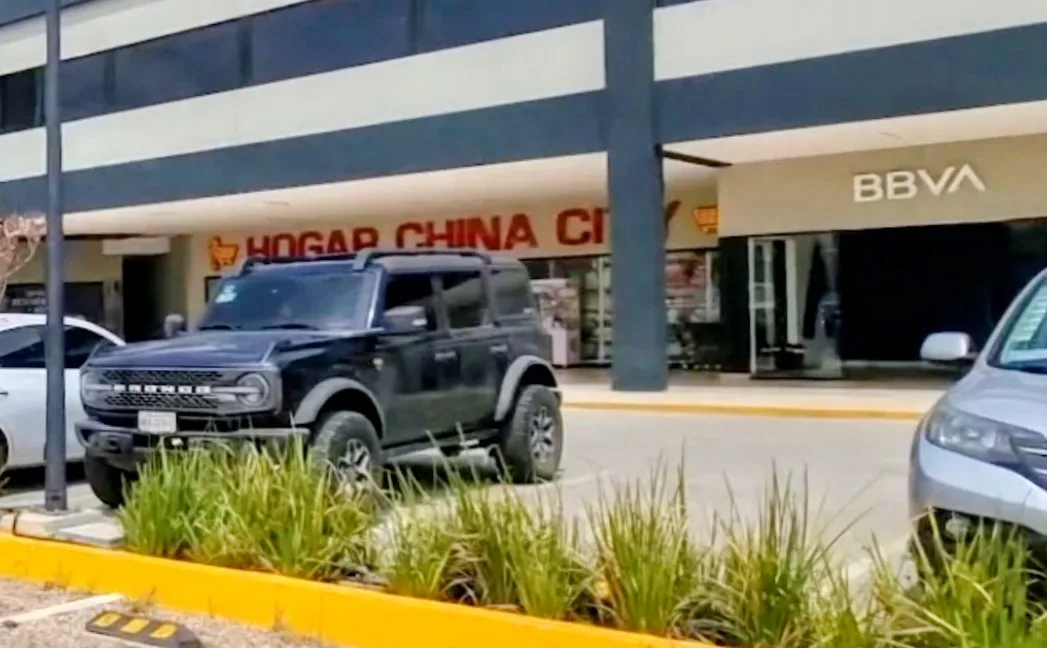 Detienen a dos jóvenes que se les olvidó pagar; en la Tienda “Hogar China City”, en SJR