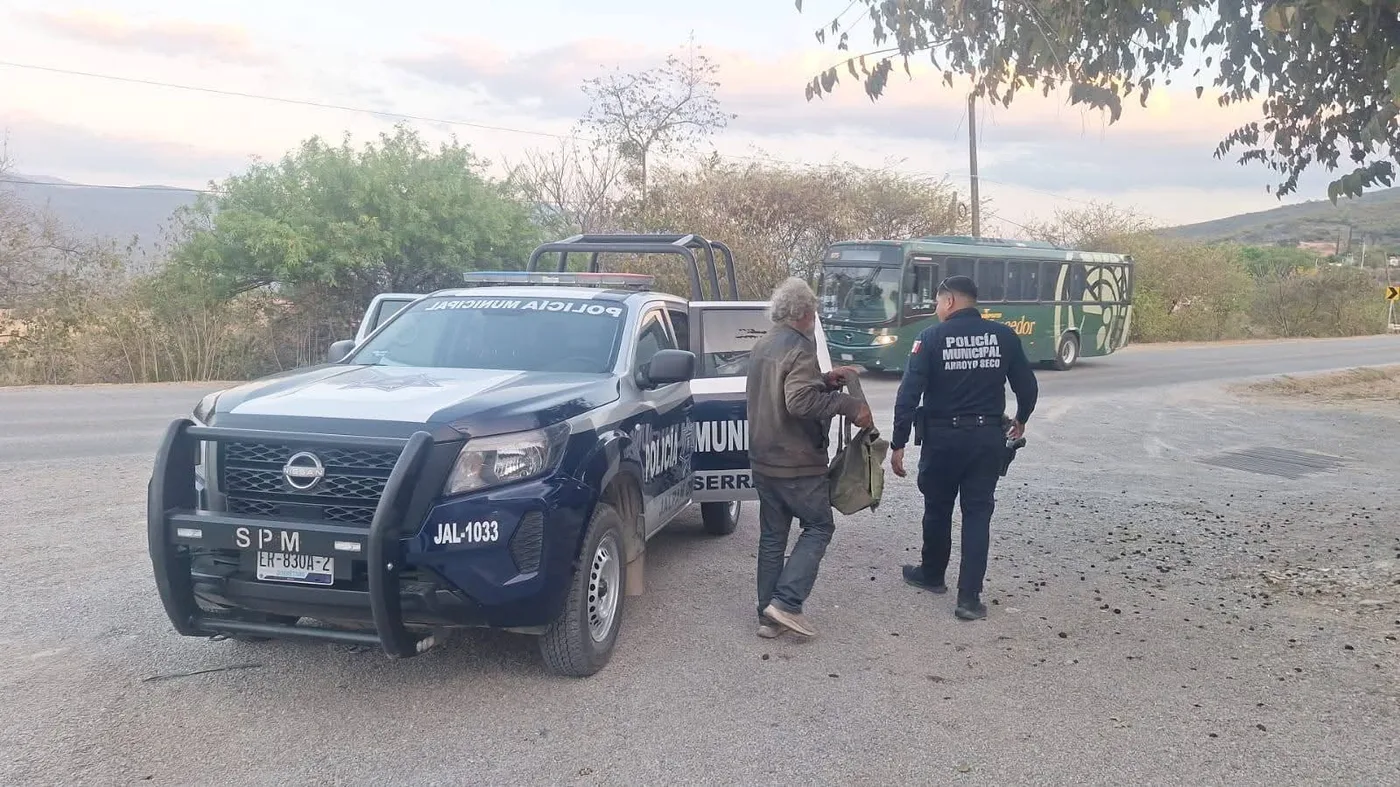 Apareció en Arroyo Seco masculino no localizado en SJR; dependencias policiacas lo trasladaron de regreso con sus familiares.