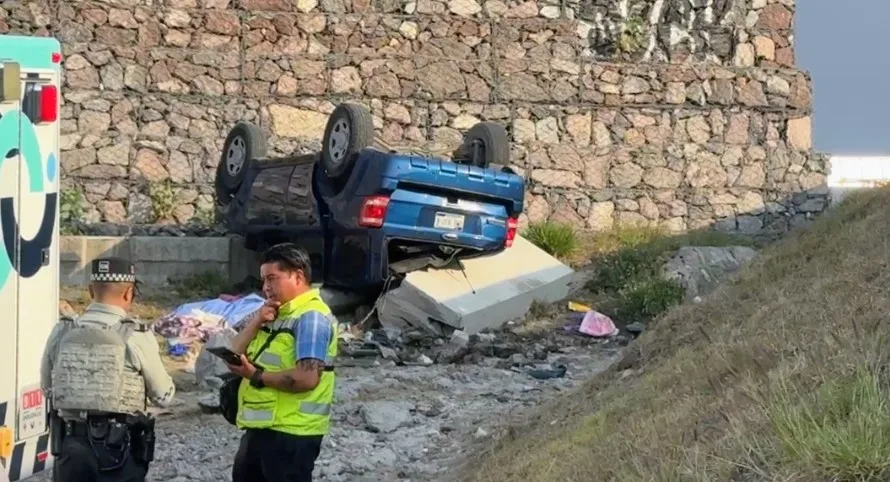 Trágico accidente en la Mex-Qro; vehiculo cayó de rampa de frenado, en SJR. Una mujer lamentablemente perdió la vida.