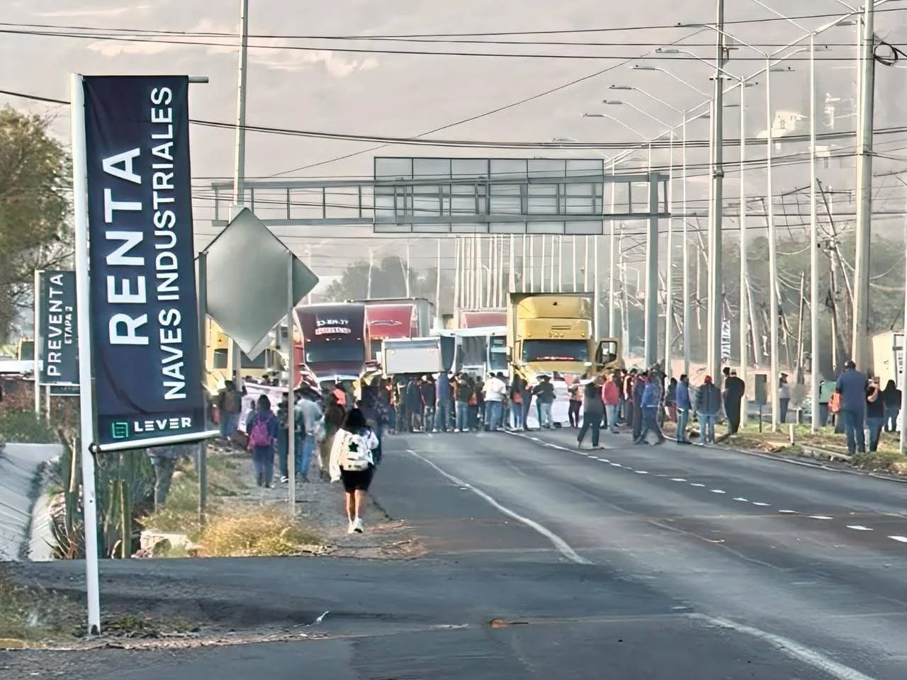 Supuestos militantes de MORENA “estrangulan” circulación en libramiento Norponiente de la Capital Queretana.