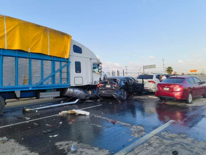 Fuerte carambola en la Méx-Qro; confirman derrame de combustible.