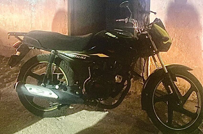  Recuperan, en El Barrio de La Cruz; motocicleta robada.
