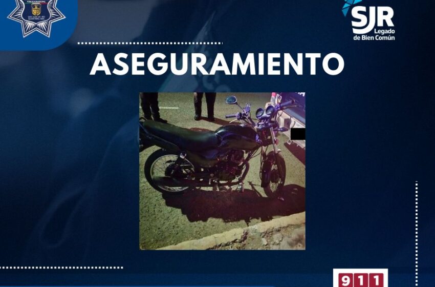  Policía de San Juan del Río recupera motocicleta robada en el Centro.
