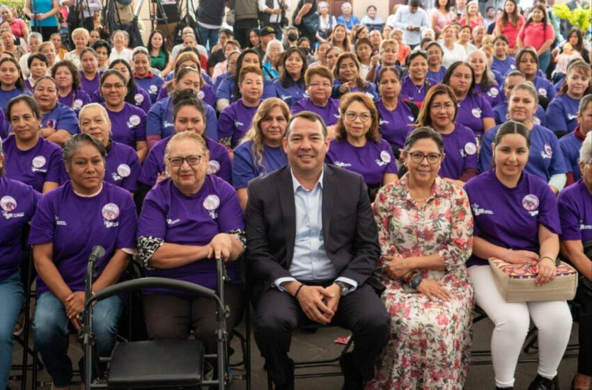  Roberto Cabrera toma protesta a más de 100 mujeres voluntarias del Programa “Enlaces Púrpura”.