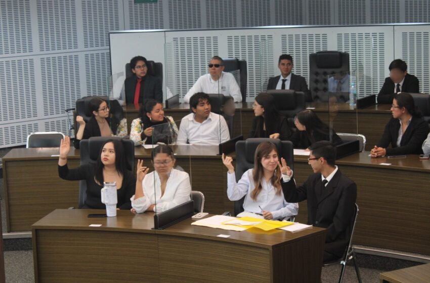  Alumnos del Colegio Constantino exponen inquietudes a Diputados.