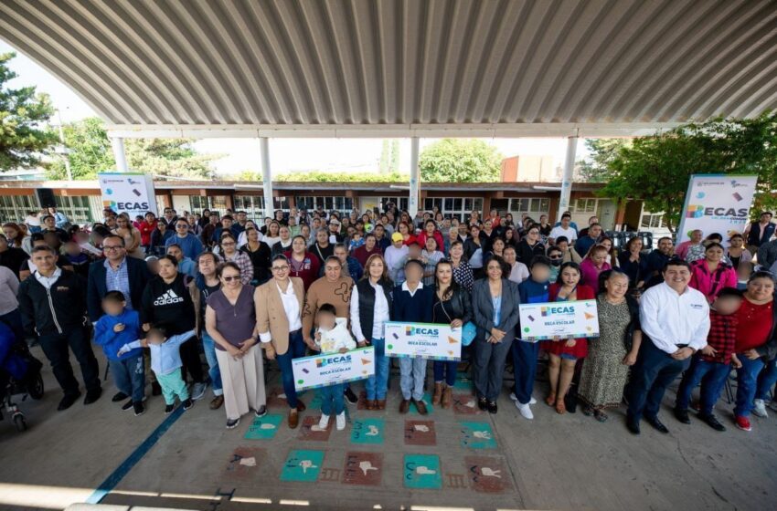 Los Centros de Atención Múltiple “La Rosa Azul” y “Ángel Riviere y Gómez”; recibieron 120 de las 272 becas para estudiantes de educación especial.