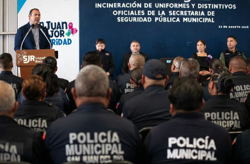 Roberto Cabrera encabeza acto de incineración de más de mil 900 uniformes e insignias de la SSPM-SJR