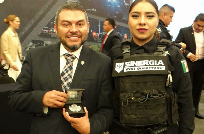 La oficial municipal de SJR; Sandra Rivera Orozco recibió reconocimiento por parte de la FGE.