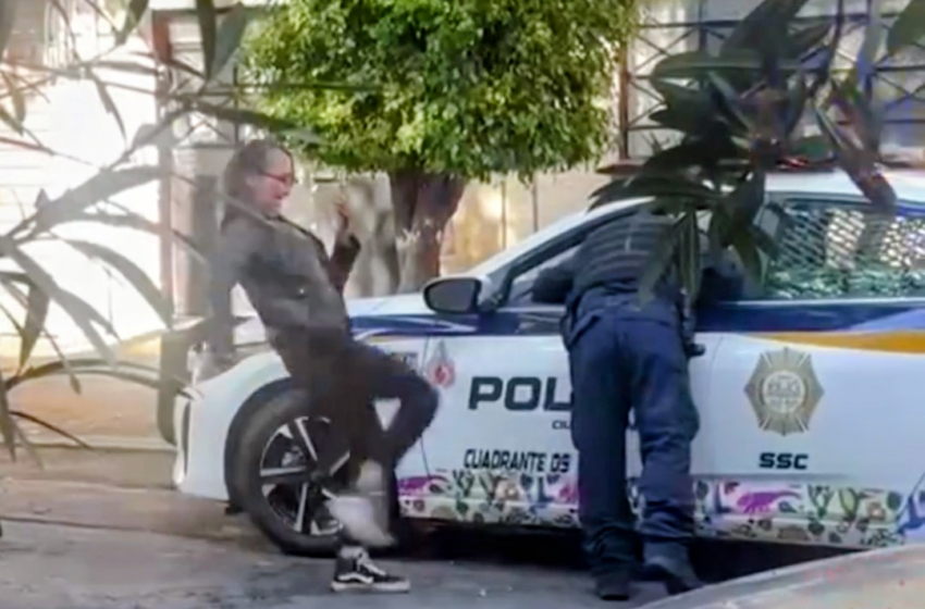  Autoridades de la CDMX envían al Juzgado Cívico a la mujer que pateó a un policía.