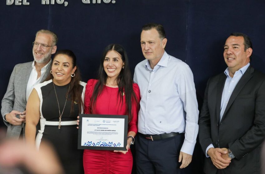 Mauricio Kuri y Roberto Cabrera reconocen a profesionistas de la FECAP San Juan del Río.