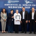 Roberto Cabrera entrega el “Distintivo al Mérito en Medicina 2025” a 15 médicas y médicos de SJR.