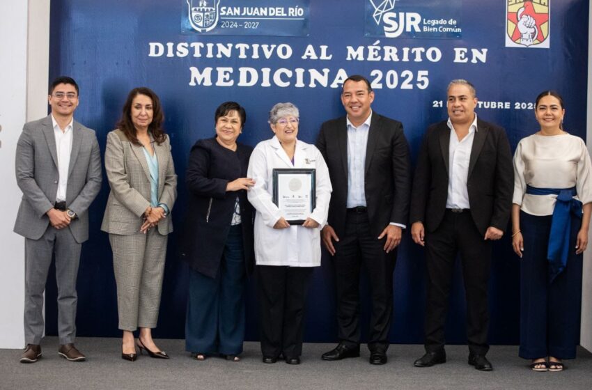 Roberto Cabrera entrega el “Distintivo al Mérito en Medicina 2025” a 15 médicas y médicos de SJR.