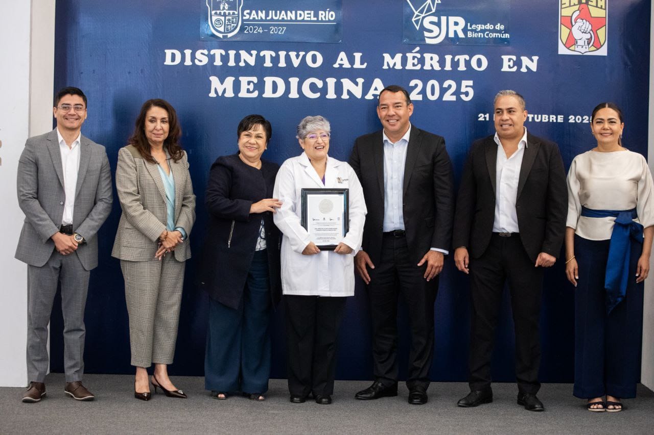 Roberto Cabrera entrega el “Distintivo al Mérito en Medicina 2025” a 15 médicas y médicos de SJR.