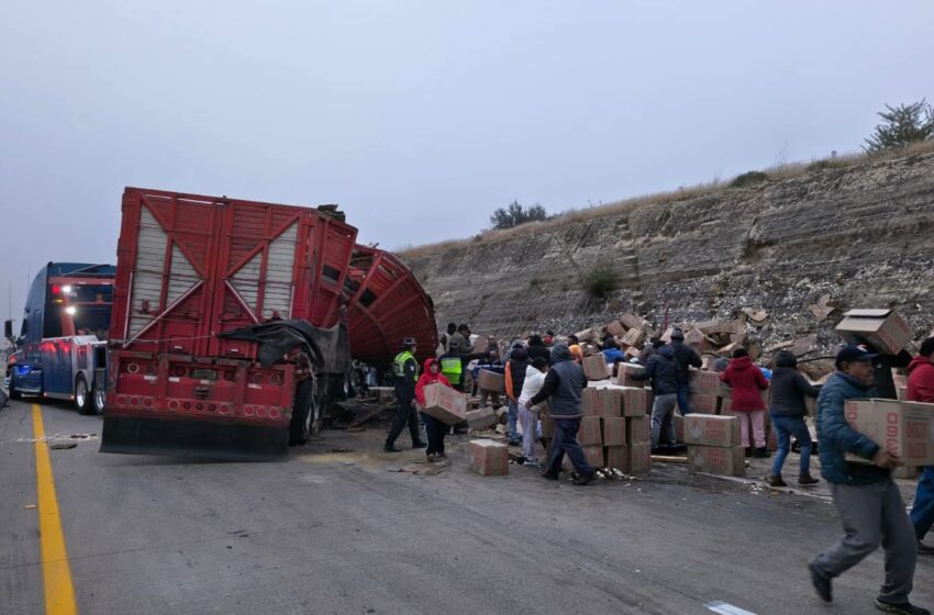  Bloqueado Libramiento Palmillas-Apaseo por volcadura de tráiler; se desata rapiña la zona.